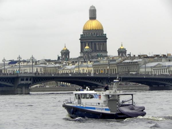 Затворы дамбы в Петербурге открыли после шторма, судоходство восстановлено